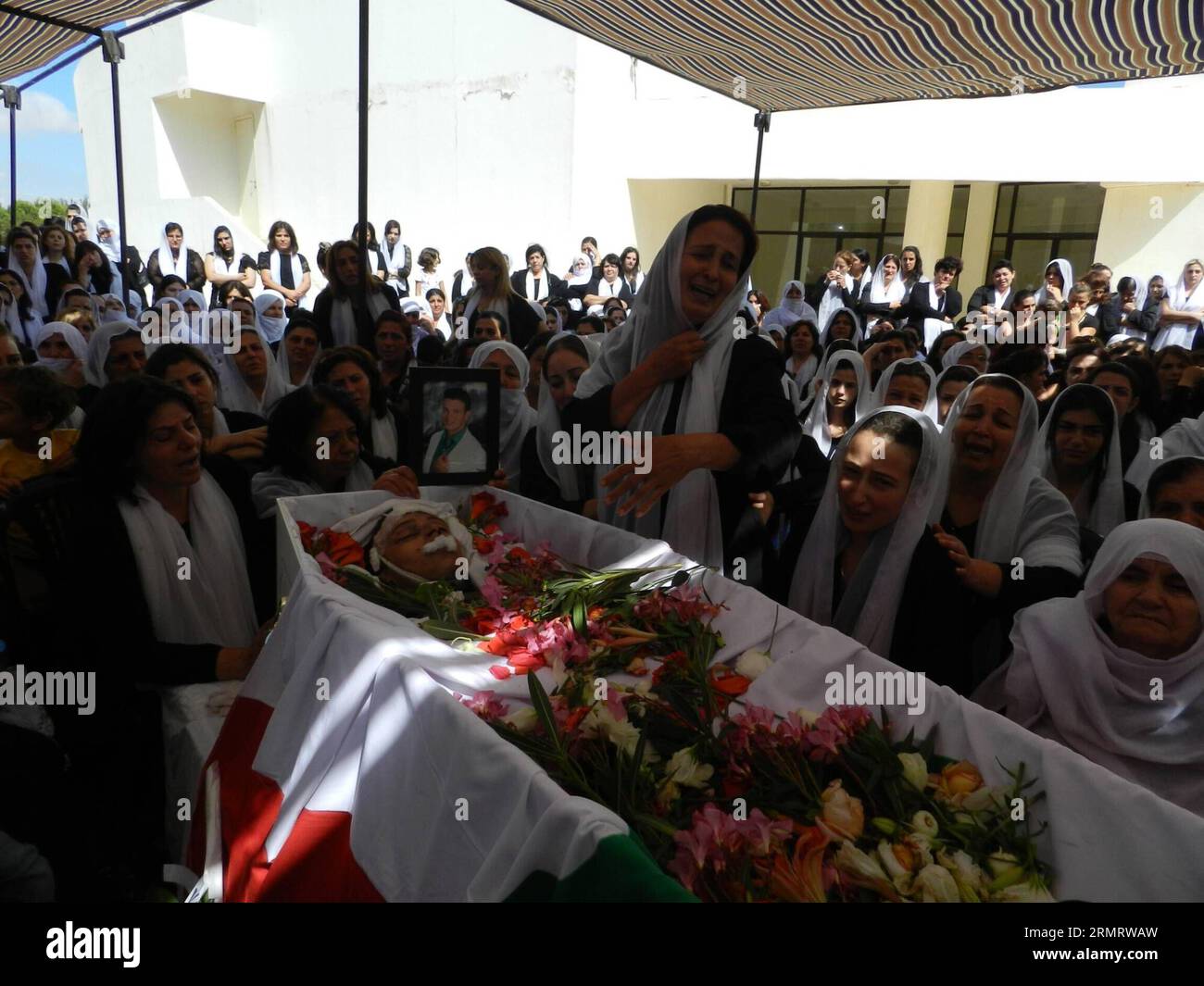 (140804) -- BEIRUT, 4 agosto 2014 -- la gente partecipa ai funerali di un soldato libanese nella valle orientale di Bekaa, 4 agosto 2014. Almeno 14 soldati sono stati uccisi mentre diverse dozzine sono rimasti feriti e 20 sono ancora dispersi dagli scontri tra l'esercito libanese e i pistoleri siriani alla periferia della città di confine orientale di Arsal il 2 agosto 2014. ) LIBANO-SIRIA-BORDER-CLASH-FUNERALE Taher PUBLICATIONxNOTxINxCHN Beirut 4 agosto 2014 celebrità partecipano al funerale di un soldato libanese nella valle orientale di Bekaa 4 agosto 2014 almeno 14 soldati sono stati UCCISI mentre diverse decine sono stati feriti e 20 silenziosi dispersi da T Foto Stock