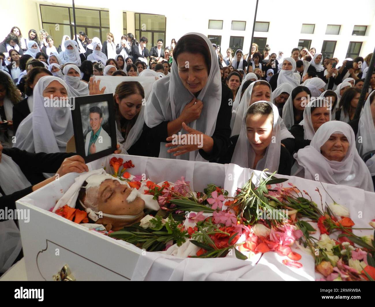 (140804) -- BEIRUT, 4 agosto 2014 -- la gente partecipa ai funerali di un soldato libanese nella valle orientale di Bekaa, 4 agosto 2014. Almeno 14 soldati sono stati uccisi mentre diverse dozzine sono rimasti feriti e 20 sono ancora dispersi dagli scontri tra l'esercito libanese e i pistoleri siriani alla periferia della città di confine orientale di Arsal il 2 agosto 2014. ) LIBANO-SIRIA-BORDER-CLASH-FUNERALE Taher PUBLICATIONxNOTxINxCHN Beirut 4 agosto 2014 celebrità partecipano al funerale di un soldato libanese nella valle orientale di Bekaa 4 agosto 2014 almeno 14 soldati sono stati UCCISI mentre diverse decine sono stati feriti e 20 silenziosi dispersi da T Foto Stock