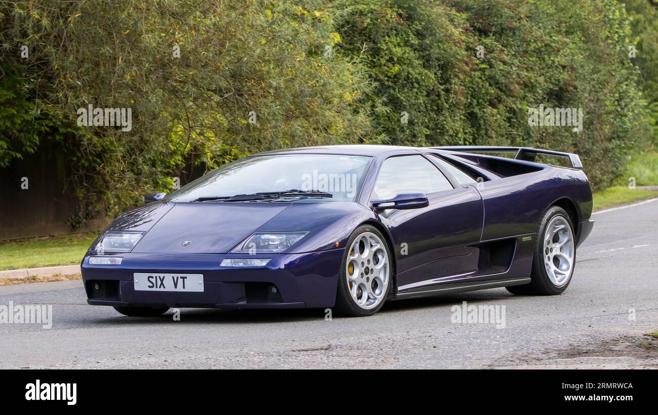 Whittlebury, Northants, Regno Unito - 27 agosto 2023: 2002 LAMBORGHINI DIABLO che viaggia su una strada di campagna inglese Foto Stock
