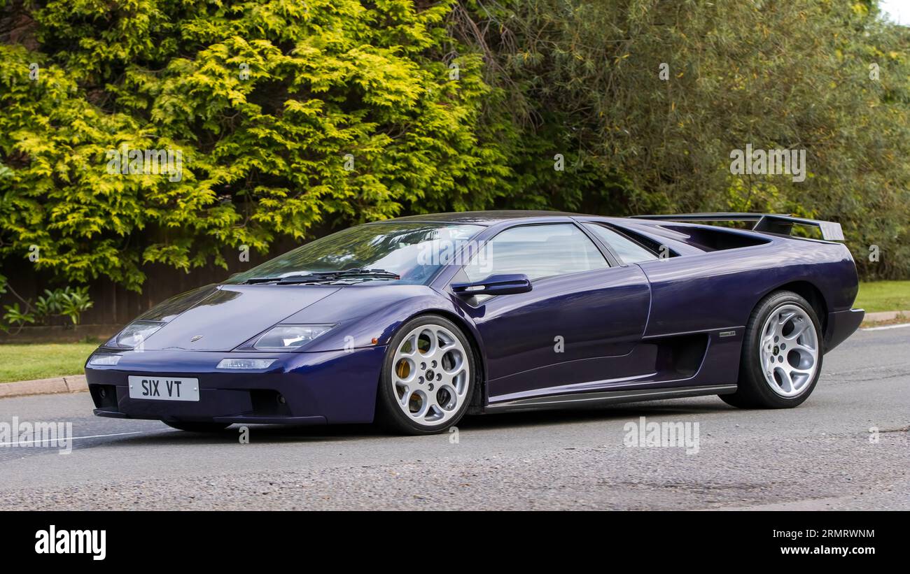 Whittlebury, Northants, Regno Unito - 27 agosto 2023: 2002 LAMBORGHINI DIABLO che viaggia su una strada di campagna inglese Foto Stock