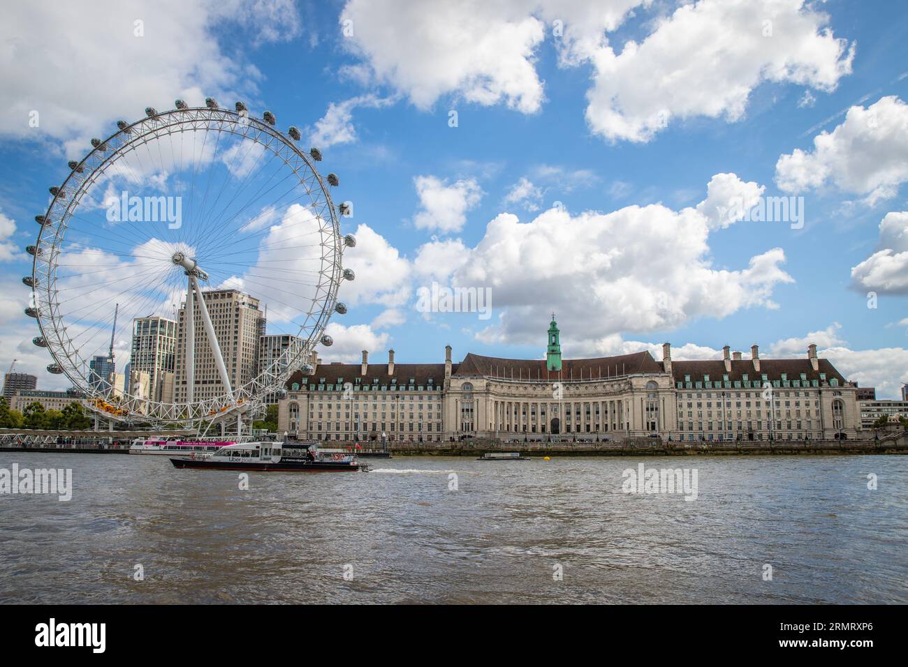 Vista del London Eye dal fiume Foto Stock
