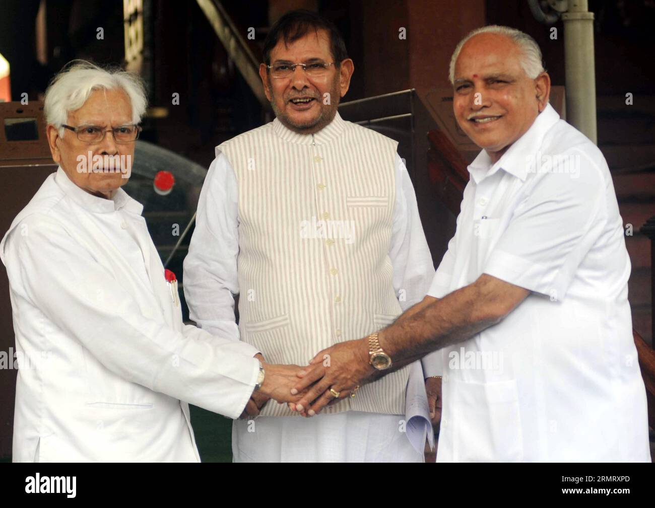 (140806) -- NUOVA DELHI, 6 agosto 2014 () -- l'ex ministro indiano degli affari esteri Natwar Singh (L) stringe la mano all'ex primo ministro del BJP B.S. Yedurappa (R) insieme all'anziano leader di Janata dal (United) Sharad Yadav alla camera del Parlamento di nuova Delhi, India, 6 agosto 2014. Natwar Singh ha recentemente criticato fortemente il presidente del Congresso Sonia Gandhi nel suo libro. () (lmz) INDIA-NUOVA DELHI-PARLAMENTO Xinhua PUBLICATIONxNOTxINxCHN nuova Delhi 6 agosto 2014 ex ministri degli affari esteri indiani Natwar Singh l Shakes Hands with former Chief Minister of BJP B S r insieme a Senior Janata dal United Foto Stock