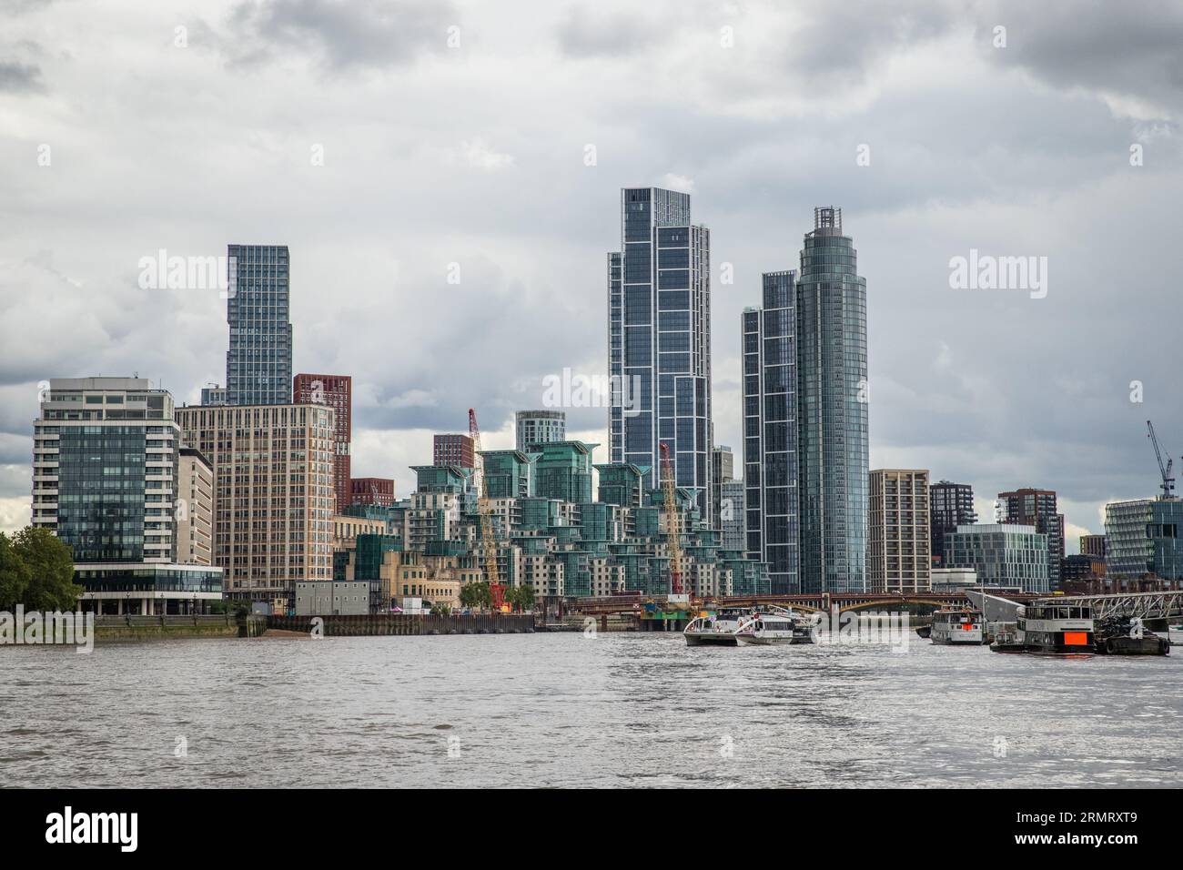 Vista del gruppo di edifici a Vauxhall dal fiume Foto Stock