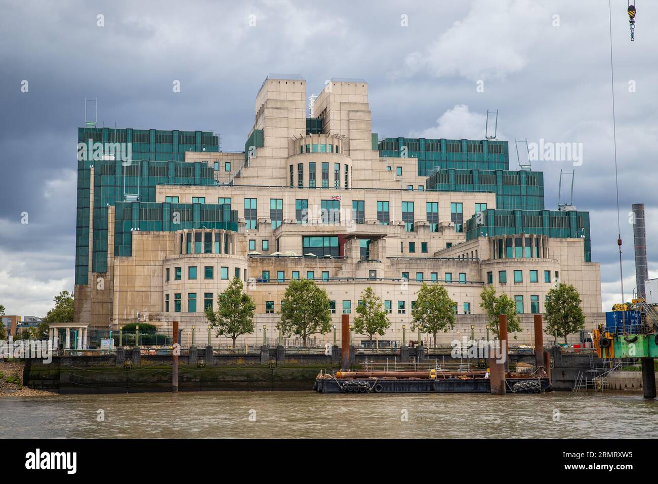 Vista dell'edificio MI6 dal fiume Foto Stock