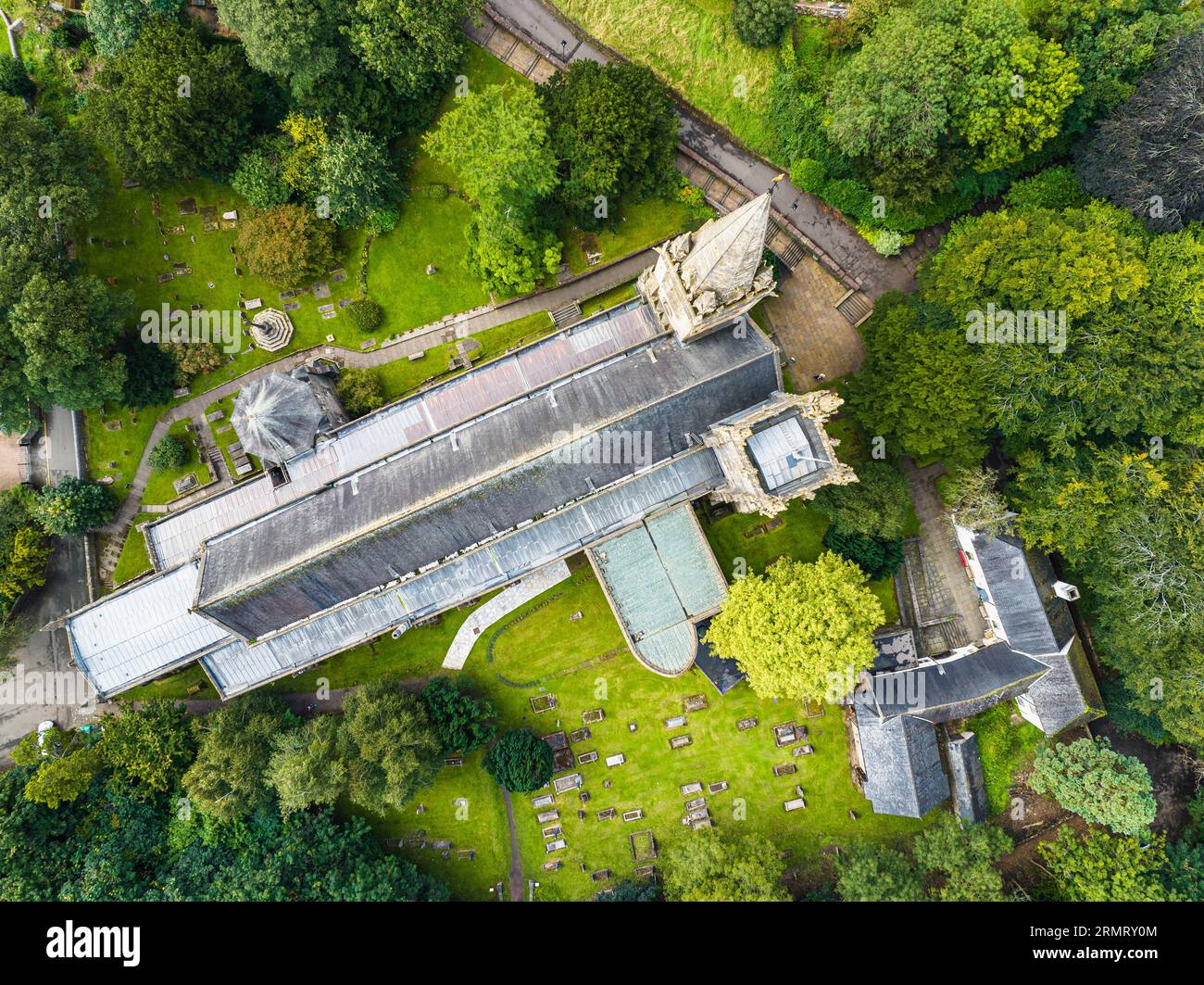 Dall'alto sopra la cattedrale di Llandaff da un drone, Cardiff, Pembrokeshire, Galles, Inghilterra, Europa Foto Stock