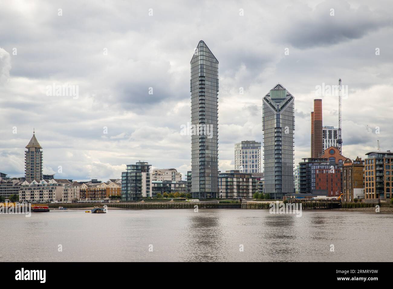 Vista degli alti edifici vicino al porto di Chelsea dal fiume Foto Stock