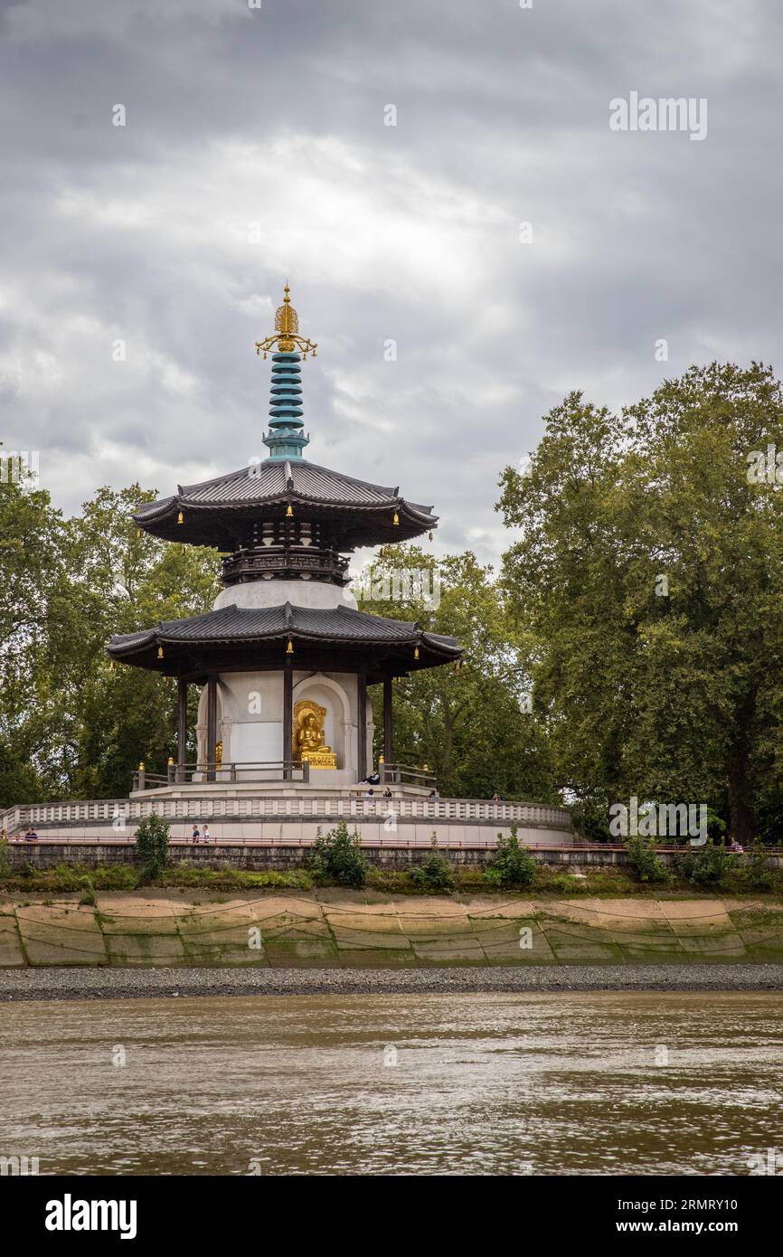 Vista della pagoda di Battersea Park dal fiume Foto Stock