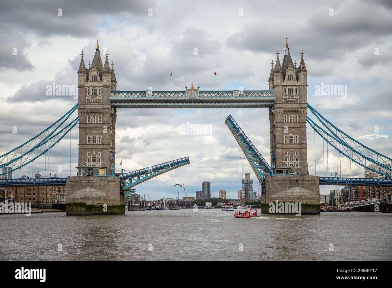 Vista di un Tower Bridge parzialmente aperto dal fiume Foto Stock