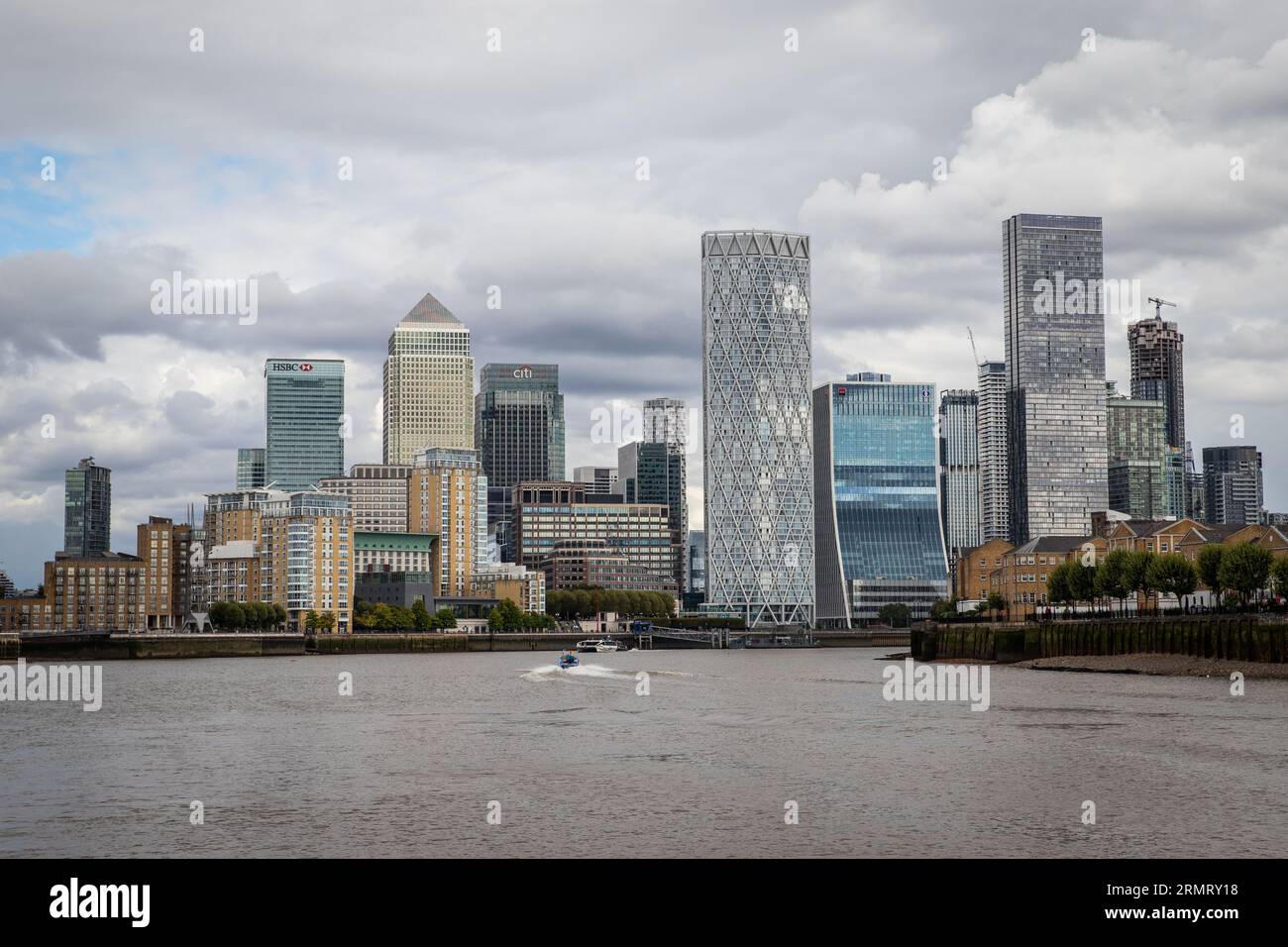 Vista del gruppo di grattacieli di Canary Wharf dal fiume Foto Stock