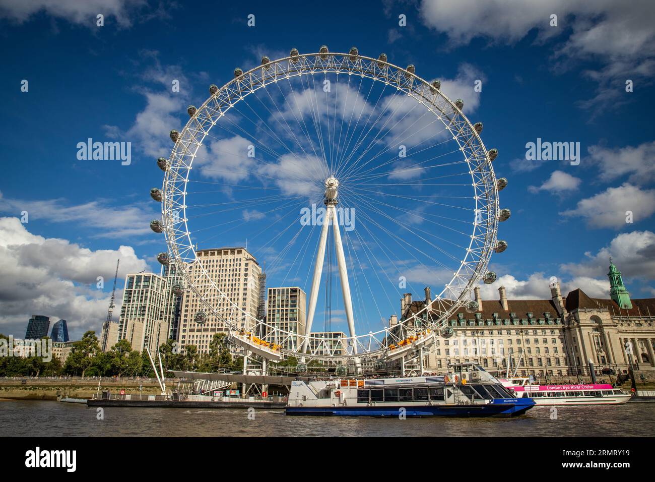 Vista del London Eye dal fiume Foto Stock