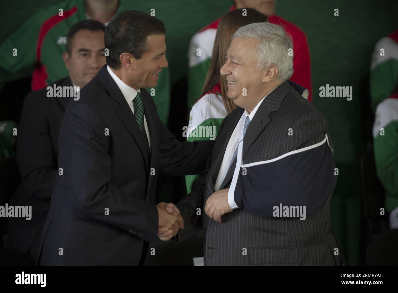 CITTÀ DEL MESSICO, 6 agosto 2014 -- il presidente messicano Enrique pena Nieto (L) stringe la mano al ministro della pubblica istruzione Emilio Chuayffet durante la cerimonia della bandiera della delegazione messicana per i Giochi Olimpici Giovanili di Nanchino 2014 e per le squadre nazionali di pallavolo maschile e femminile e la nazionale maschile di pallacanestro per i Campionati del mondo, presso la residenza ufficiale di Los Pinos a città del Messico, capitale di Mecico, il 6 agosto 2014. Alejandro Ayala) (fnc) (ah) (SP)MESSICO-CITTÀ-MESSICO-SPORTS-CEREMONY-PENA NIETO e AlejandroxAyala PUBLICATIONxNOTxINxCHN città del Messico 6 agosto 2014 Presiden MESSICANO Foto Stock