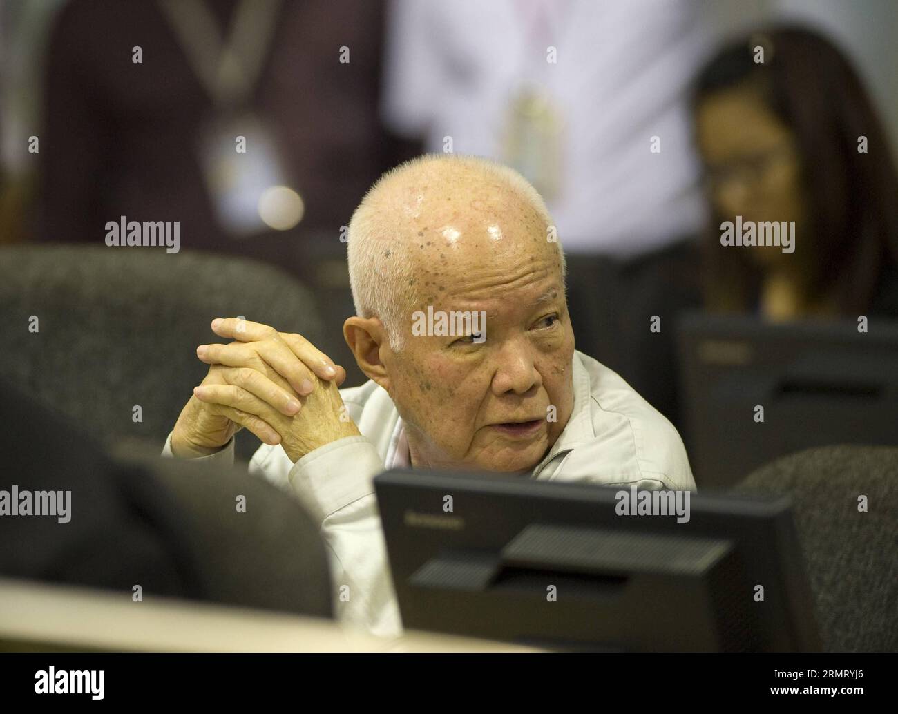 (140807) -- PHNOM PENH, 7 agosto 2014 -- Khieu Samphan, 83, ex capo di stato della Kampuchea democratica, noto come regime dei Khmer rossi, appare in tribunale a Phnom Penh, Cambogia, 7 agosto 2014. Il tribunale per i crimini di guerra delle Nazioni Unite ha condannato due ex leader della Kampuchea Democratica, noti anche come Khmer rossi, per crimini atroci contro l'umanità e li ha condannati all'ergastolo, secondo un verdetto pronunciato giovedì dal presidente del tribunale Nil Nonn. ) CAMBODIA-PHNOM PENH-VERDICT ECCC PUBLICATIONxNOTxINxCHN Phnom Penh 7 agosto 2014 Khieu Samphan 83 ex Foto Stock