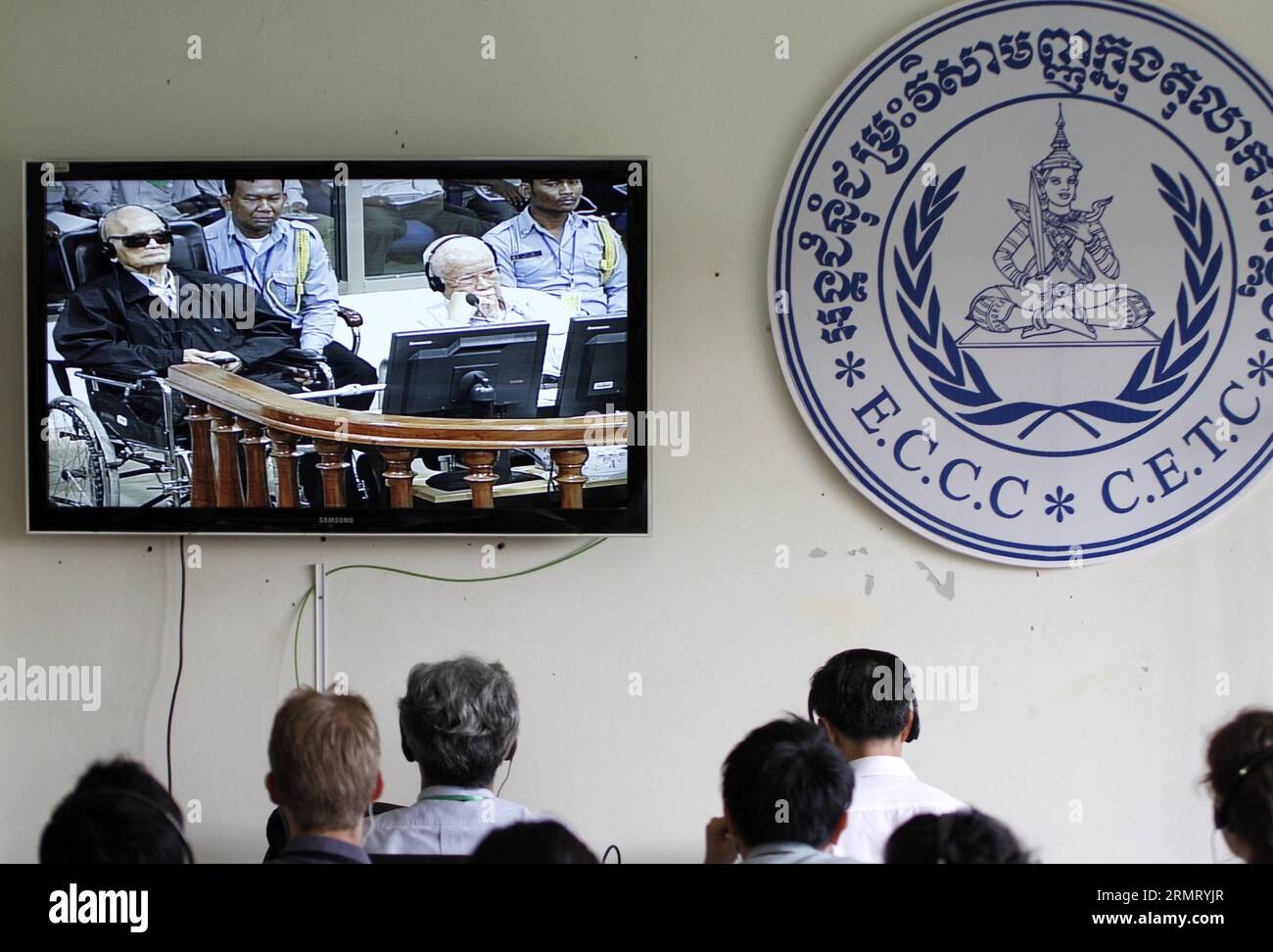 (140807) -- PHNOM PENH, 7 agosto 2014 -- i membri dei media guardano la sentenza contro due ex leader della Kampuchea Democratica in Phnom Penh, Cambogia, 7 agosto 2014. Il tribunale per i crimini di guerra delle Nazioni Unite ha condannato due ex leader della Kampuchea Democratica, noti anche come Khmer rossi, per crimini atroci contro l'umanità e li ha condannati all'ergastolo, secondo un verdetto pronunciato giovedì dal presidente del tribunale Nil Nonn. ) CAMBODIA-PHNOM PENH-VERDICT Sovannara PUBLICATIONxNOTxINxCHN Phnom Penh 7 agosto 2014 membri dei media Guarda il pro Foto Stock