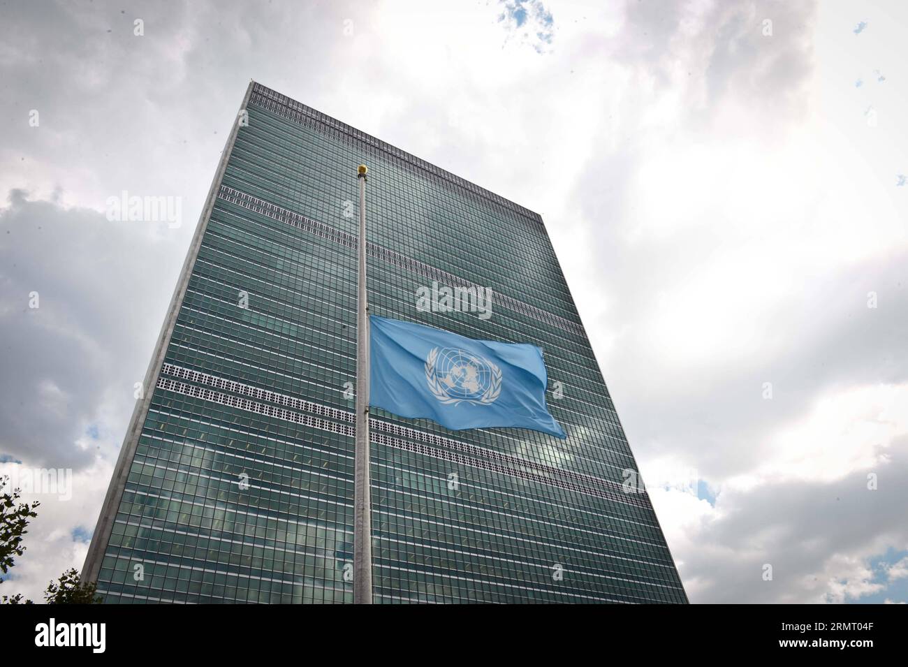 NEW YORK, 7 agosto 2014 -- la bandiera delle Nazioni Unite vola a mezz'asta nella sede centrale di New York dell'organizzazione il 7 agosto 2014, in onore dei membri dello staff delle Nazioni Unite uccisi nella Striscia di Gaza dall'inizio del conflitto quasi un mese fa. ) Un-NEW YORK-GAZA-HALF MAST NiuxXiaolei PUBLICATIONxNOTxINxCHN New York 7 agosto 2014 la bandiera delle Nazioni Unite VOLA A mezz'asta PRESSO la sede di New York dell'Organizzazione IL 7 agosto 2014 in ONORE dei membri dello staff delle Nazioni Unite UCCISI nella Striscia di Gaza dall'inizio del CONFLITTO quasi un mese New York Gaza Flag Half Mast PUBLICATIONxNOTxINxCHN Foto Stock