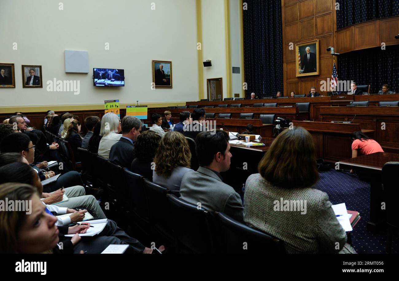 WASHINGTON D.C., 7 agosto 2014 -- la gente partecipa a un'udienza del Congresso sulla lotta contro la minaccia di Ebola, a Capitol Hill a Washington D.C., capitale degli Stati Uniti, 7 agosto 2014. Il direttore dei centri statunitensi per il controllo e la prevenzione delle malattie (CDC) Tom Frieden ha detto giovedì di aver attivato il livello di risposta dell'agenzia all'epidemia di Ebola dell'Africa occidentale al suo stato di allerta più alto). (Lyi) U.S.-WASHINGTON D.C.-HOUSE-EBOLA-HEARING BaoxDandan PUBLICATIONxNOTxINxCHN Washington D C 7 agosto 2014 celebrità partecipano a un'udienza del Congresso SULLA lotta contro la minaccia di Ebola SU Capitol Hill nel lavaggio Foto Stock