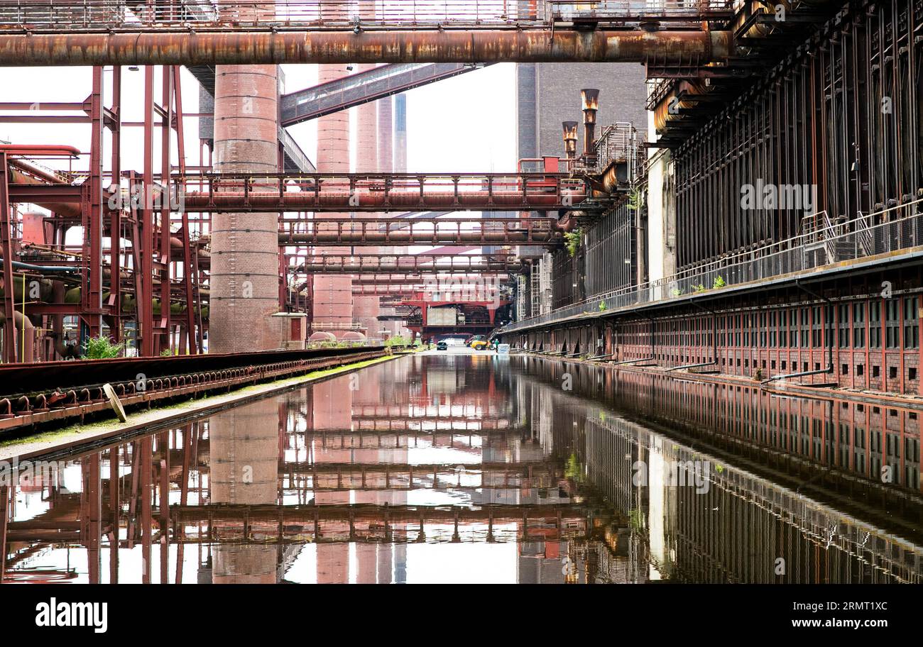 (230830) -- FRANCOFORTE, 30 agosto 2023 (Xinhua) -- Un impianto di coke si trova nel complesso industriale della miniera di carbone Zollverein ad Essen, Germania, 16 agosto 2023. Dall'area della Ruhr in Germania al parco industriale di Shougang a Pechino, i "giganti" dell'acciaio sono testimoni del processo di sviluppo della civiltà umana. L'area della Ruhr in Germania è una zona industriale significativa in Europa, un tempo centro di produzione di carbone e acciaio per la Germania. Il complesso industriale della miniera di carbone di Zollverein ad Essen fu una delle più grandi miniere di carbone del mondo dalla fine del XIX secolo all'inizio del XX secolo. WIT Foto Stock