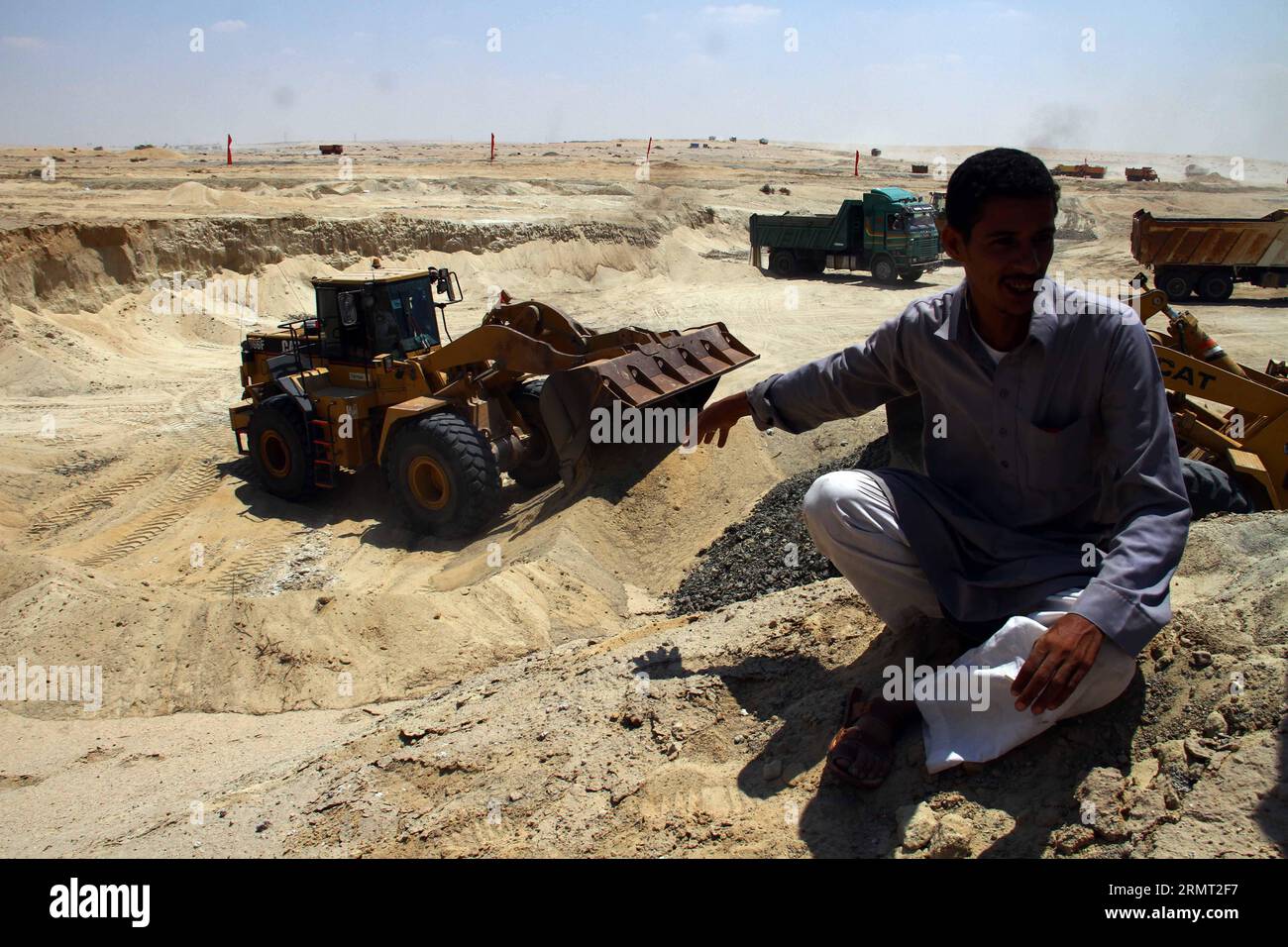 (140811) -- ISMAILIA, 10 agosto 2014 -- un operaio egiziano prende una pausa vicino al progetto del nuovo Canale di Suez nella città portuale di Ismailia, a nord-est del Cairo, in Egitto, il 10 agosto 2014. Martedì scorso, il presidente egiziano Abdel Fattah al-Sisi ha presentato la costruzione di un nuovo Canale di Suez di 72 km che mira ad accelerare il traffico lungo il corso d'acqua esistente che collega il Mar Rosso al Mediterraneo e a stimolare l'economia malata dell'Egitto. EGYPT-CAIRO-ISMAILIA-NEW SUZE CANAL AhmedxGomaa PUBLICATIONxNOTxINxCHN Ismailia 10 agosto 2014 al lavoratore egiziano prende una pausa vicino al progetto del nuovo Canale di Suez in Isma Foto Stock