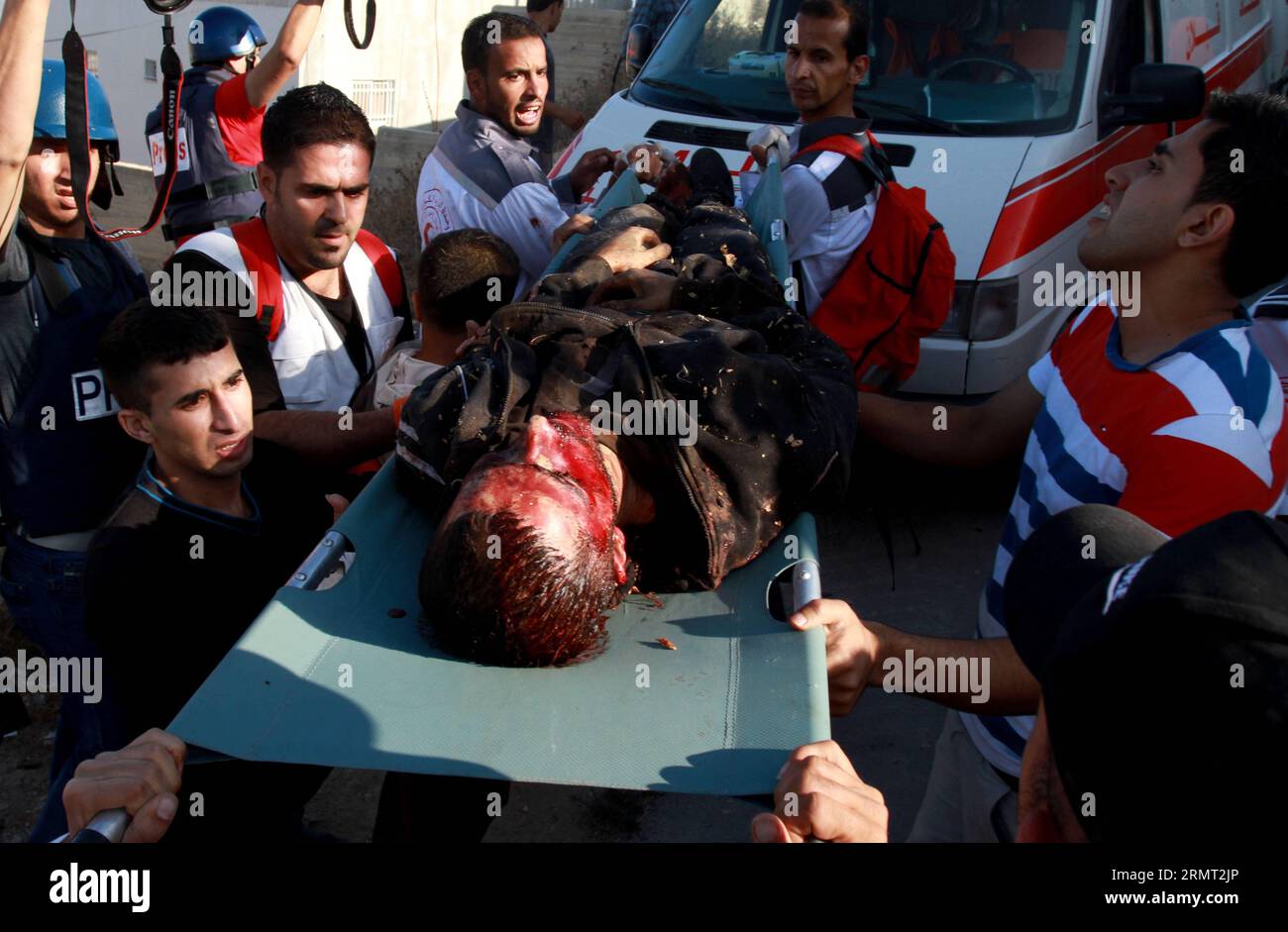 (140811) -- NABLUS, 11 agosto 2014 -- i medici palestinesi trasportano il corpo di Zakaria al-Aqra, 24 anni, ucciso dall'esercito israeliano nel villaggio di Qabalan, vicino a Nablus, 11 agosto 2014. Una forza israeliana fece irruzione nella città di Nablus per arrestare Zakaria al-Aqra, 24 anni, dal movimento Fatah, ma si scontrò con loro prima di essere ucciso a casa della sua famiglia, ha detto la sicurezza palestinese. Cinque della famiglia al-Aqra sono rimasti feriti, mentre parte della casa è stata distrutta dalle truppe israeliane. ) MIDEAST-NABLUS-MAN-KILLED AymanxNobani PUBLICATIONxNOTxINxCHN Nablus 11 agosto 2014 i medici PALESTINESI portano il corpo di Zakaria A Foto Stock