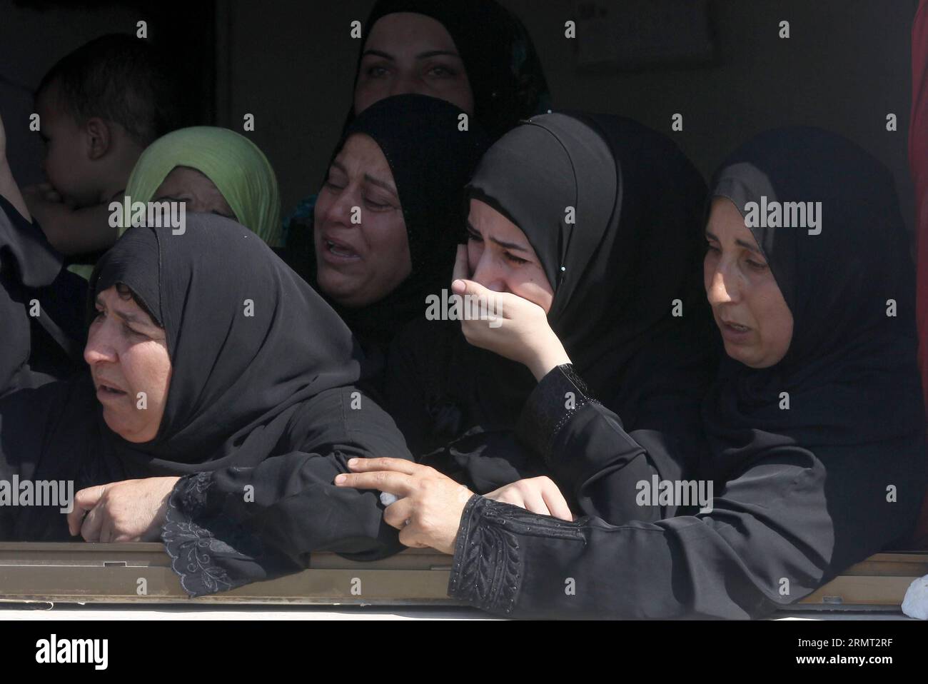 (140811) -- NABLUS, 11 agosto 2014 -- parenti di Zakaria al-Aqra palestinese, 24 anni, uccisi dalle forze militari israeliane, piangono durante i funerali di Zakaria nel villaggio di Qabalan, vicino a Nablus, l'11 agosto 2014. Zakaria al-Aqra, un membro del movimento Fatah, è stato ucciso nella sua casa vicino a Nablus quando ha resistito all'arresto da parte di soldati israeliani lunedì, hanno detto le fonti. ) MIDEAST-NABLUS-FUNERALE AymanxNobani PUBLICATIONxNOTxINxCHN Nablus 11 agosto 2014 parenti di Zakaria al 24 PALESTINESE che cosa HA UCCISO le forze militari israeliane Morne durante i funerali di Zakaria nel villaggio della CISGIORDANIA Foto Stock