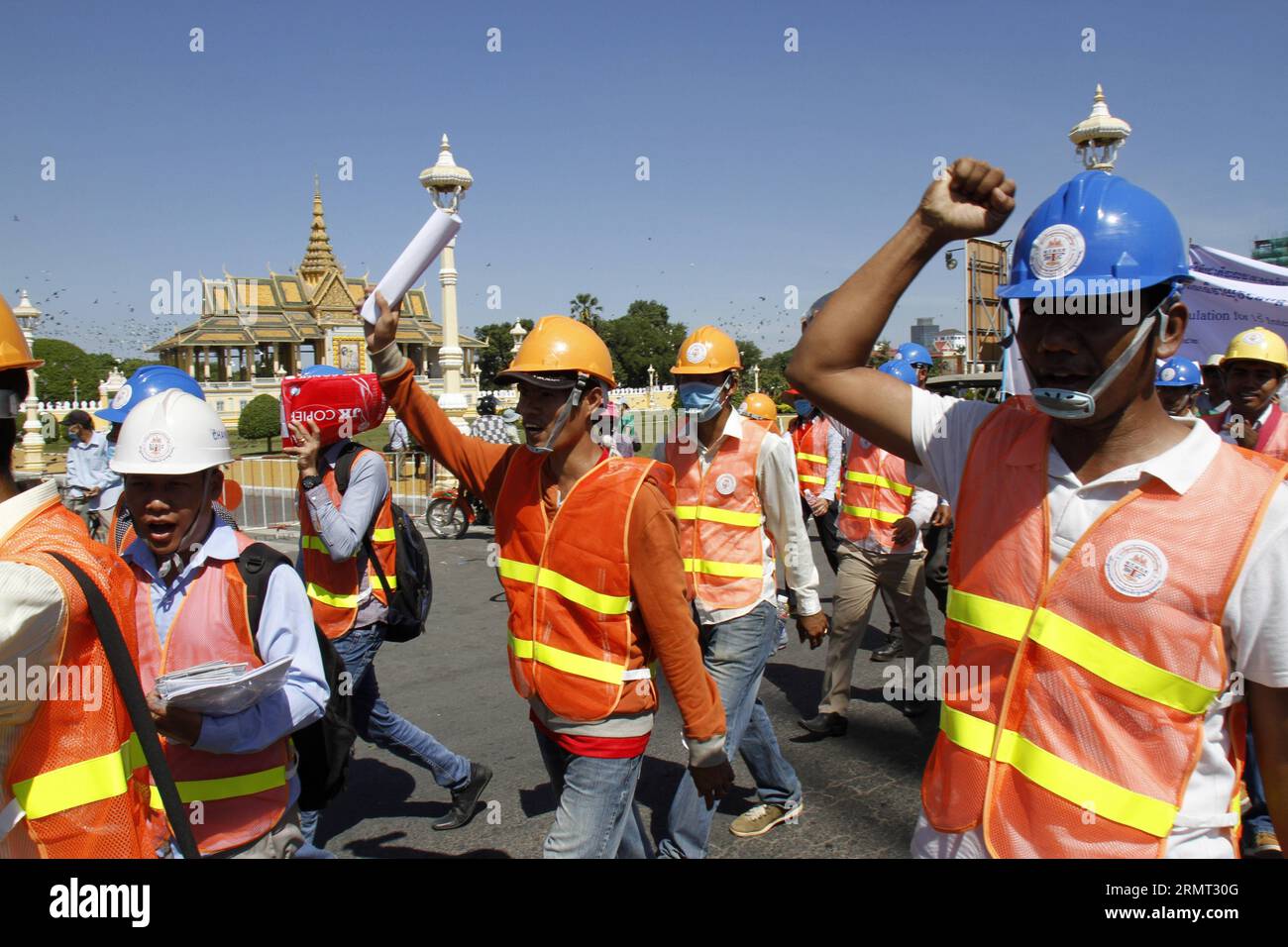 (140812) -- PHNOM PENH, 12 agosto 2014 -- People march through Streets in Phnom Penh, Cambogia, 12 agosto 2014. Circa 200 attivisti sindacali e per i diritti umani hanno marciato per le strade qui martedì in occasione della 15a giornata internazionale della gioventù, sfidando il divieto di marcia del comune di Phnom Penh ). CAMBOGIA-PHNOM PENH-MARZO-GIORNATA INTERNAZIONALE DELLA GIOVENTÙ Sovannara PUBLICATIONxNOTxINxCHN Phnom Penh 12 agosto 2014 celebrità marciano per le strade di Phnom Penh Cambogia 12 agosto 2014 circa 200 attivisti sindacali e per i diritti umani hanno marciato per le strade qui martedì per celebrare la 15a giornata internazionale della gioventù sfidando Foto Stock