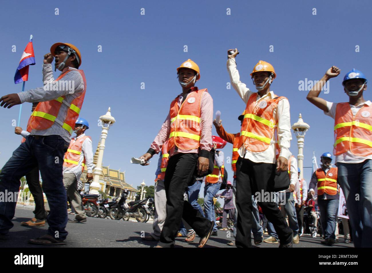 (140812) -- PHNOM PENH, 12 agosto 2014 -- People march through Streets in Phnom Penh, Cambogia, 12 agosto 2014. Circa 200 attivisti sindacali e per i diritti umani hanno marciato per le strade qui martedì in occasione della 15a giornata internazionale della gioventù, sfidando il divieto di marcia del comune di Phnom Penh ). CAMBOGIA-PHNOM PENH-MARZO-GIORNATA INTERNAZIONALE DELLA GIOVENTÙ Sovannara PUBLICATIONxNOTxINxCHN Phnom Penh 12 agosto 2014 celebrità marciano per le strade di Phnom Penh Cambogia 12 agosto 2014 circa 200 attivisti sindacali e per i diritti umani hanno marciato per le strade qui martedì per celebrare la 15a giornata internazionale della gioventù sfidando Foto Stock