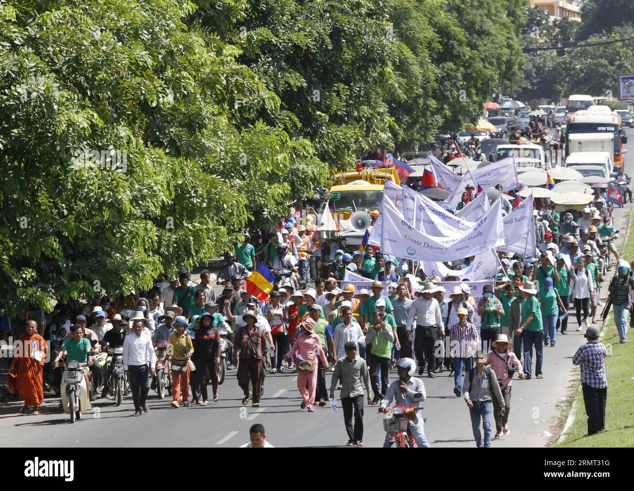 (140812) -- PHNOM PENH, 12 agosto 2014 -- People march through Streets in Phnom Penh, Cambogia, 12 agosto 2014. Circa 200 attivisti sindacali e per i diritti umani hanno marciato per le strade qui martedì in occasione della 15a giornata internazionale della gioventù, sfidando il divieto di marcia del comune di Phnom Penh ). CAMBOGIA-PHNOM PENH-MARZO-GIORNATA INTERNAZIONALE DELLA GIOVENTÙ Sovannara PUBLICATIONxNOTxINxCHN Phnom Penh 12 agosto 2014 celebrità marciano per le strade di Phnom Penh Cambogia 12 agosto 2014 circa 200 attivisti sindacali e per i diritti umani hanno marciato per le strade qui martedì per celebrare la 15a giornata internazionale della gioventù sfidando Foto Stock