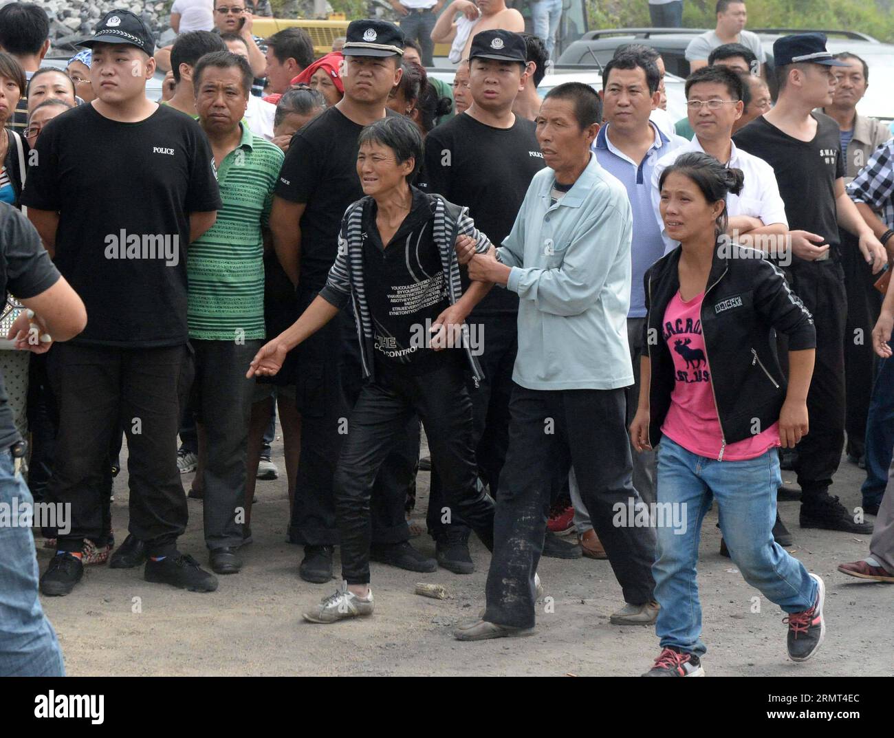 (140815) -- JIXI, 15 agosto 2014 -- i parenti dei minatori intrappolati sono ansiosi di vedere le persone salvate fuori da una miniera di carbone alluvionata della miniera di carbone privata di Anzhishun a Jixi, nella provincia di Heilongjiang nella Cina nordorientale, 15 agosto 2014. Nove persone sono state salvate e 16 sono rimaste intrappolate nella miniera di carbone allagata. (lfj) CHINA-HEILONGJIANG-JIXI-ALLAGATA CARBONE MINE-RESCUE (CN) WangxKai PUBLICATIONxNOTxINxCHN Jixi 15 agosto 2014 i parenti di minatori intrappolati sono ansiosi di incontrare celebrità del lago salvate fuori da una miniera di carbone inondata della miniera di carbone di proprietà nel Jixi nella provincia di Heilongjiang nel nord-est della Cina, 15 agosto 2014 nove Foto Stock