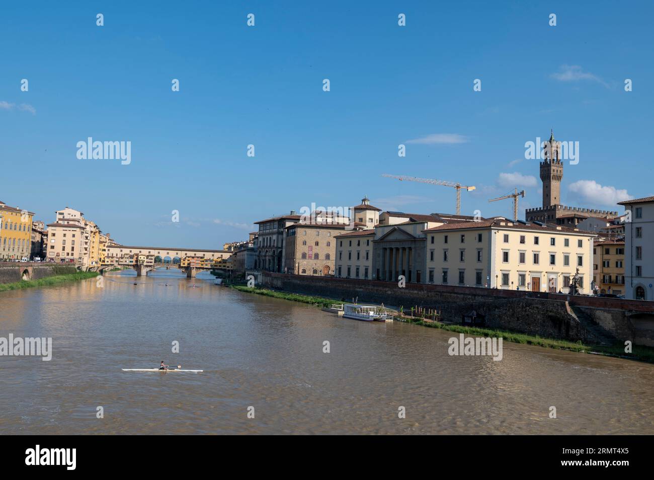 Lo skyline di Firenze di Ponte Vecchio attraversa il fiume Arno a Firenze, nella regione Toscana d'Italia. Foto Stock