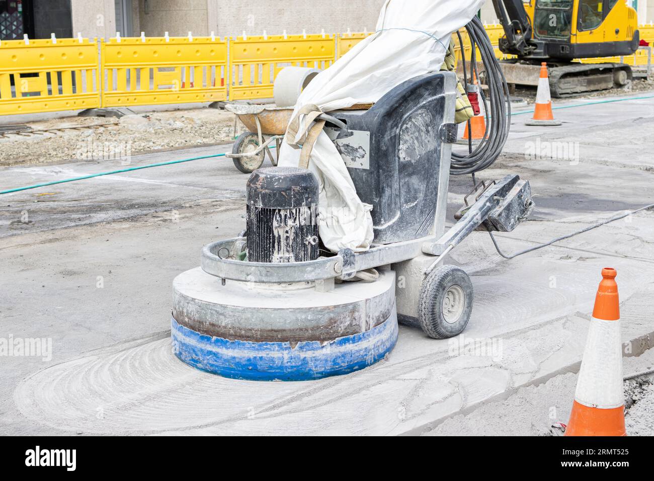 Rettificatrice che lavora su strade urbane in calcestruzzo in cantiere Foto Stock