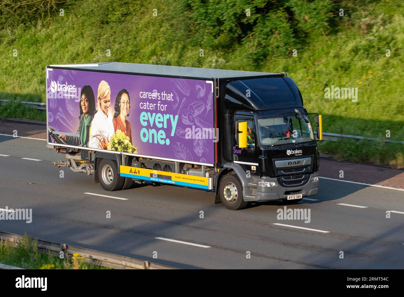 Freni fornitore di servizi alimentari all'ingrosso, distribuzione di alimenti DAF LF Box Van; viaggia sull'autostrada M6, Regno Unito Foto Stock