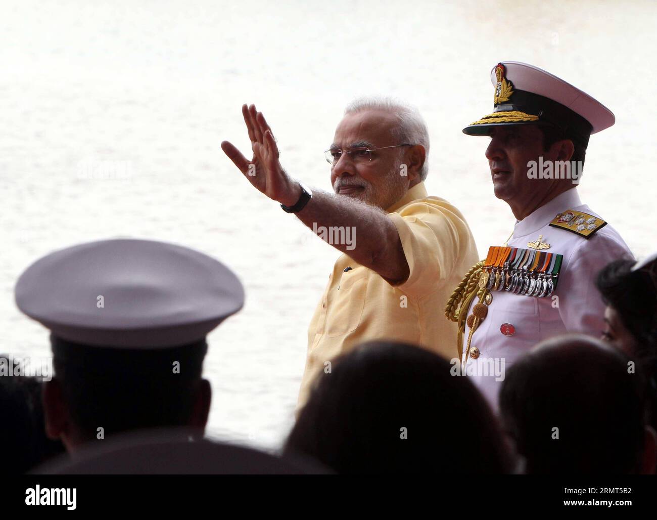 (140816) -- MUMBAI, 16 agosto 2014 -- il primo ministro indiano Narendra modi (C) onda mentre cammina con il capo della marina indiana, l'ammiraglio R. K. Dhowan (R), durante la messa in servizio della nave da guerra IN Kolkata a Mumbai, India, 16 agosto 2014. Il primo ministro indiano Narendra modi sabato ha introdotto la più grande nave da guerra mai costruita all'interno del paese, INS Kolkata, nella Marina presso il cantiere navale di Mumbai. (Djj) INDIA-MUMBAI-NAVY-NAVE DA GUERRA Stringer PUBLICATIONxNOTxINxCHN Mumbai 16 agosto 2014 i primi ministri indiani Narendra Modes C Waves mentre cammina con l'ammiraglio capo della marina indiana r K r durante il periodo di Foto Stock