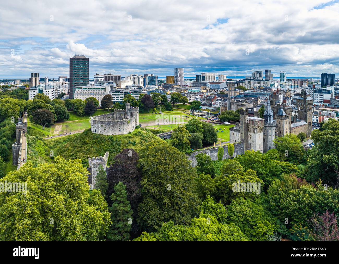 Castello di Cardiff da un drone, Cardiff, Galles, Inghilterra, Europa Foto Stock