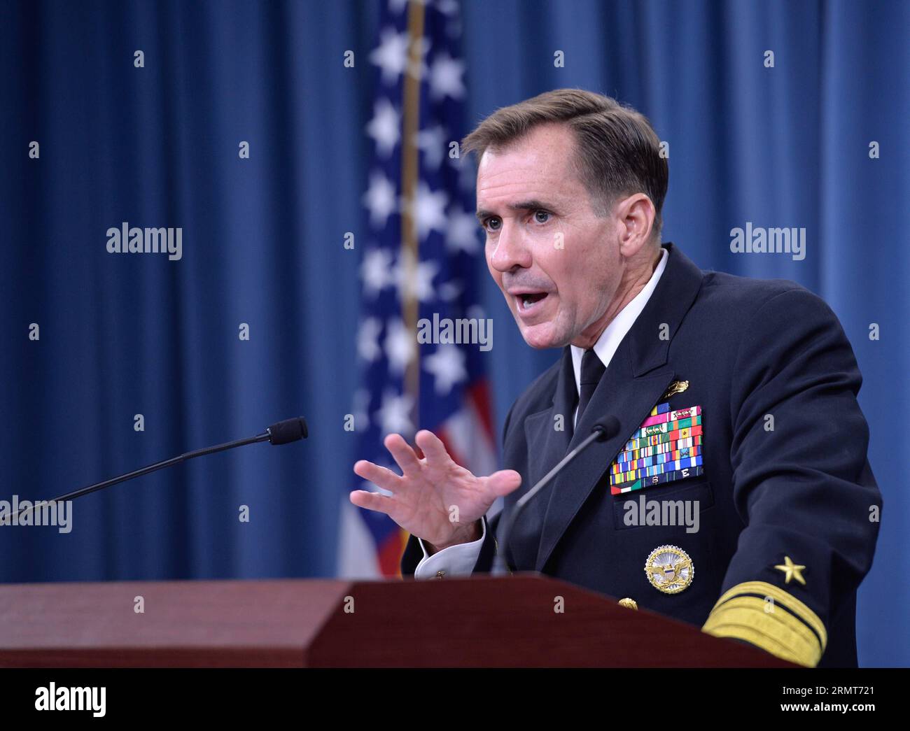 (140819)-- WASHINGTON D.C., 19 agosto 2014 -- US Department of Defense (DOD) Press Secretary Navy Rear Adm. John Kirby parla durante un briefing al Pentagono a Washington D.C., capitale degli Stati Uniti, 19 agosto 2014. Il partenariato degli Stati Uniti con le forze irachene e Peshmerga è stato fondamentale per il successo dell'operazione di riconquistare la diga di Mosul dagli estremisti sunniti dello Stato islamico dell'Iraq e del Levante (ISIL), John Kirby ha detto martedì. ) US-WASHINGTON-PENTAGONO-BRIEFING BaoxDandan PUBLICATIONxNOTxINxCHN Washington D C 19 agosto 2014 Dipartimento della difesa degli Stati Uniti DoD Press Secretary Navy Re Foto Stock