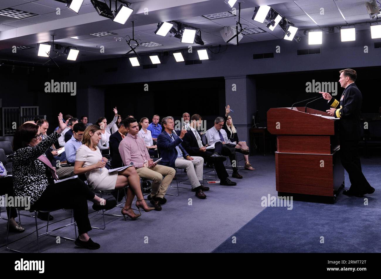 (140819)-- WASHINGTON D.C., 19 agosto 2014 -- US Department of Defense (DOD) Press Secretary Navy Rear Adm. John Kirby parla durante un briefing al Pentagono a Washington D.C., capitale degli Stati Uniti, 19 agosto 2014. Il partenariato degli Stati Uniti con le forze irachene e Peshmerga è stato fondamentale per il successo dell'operazione di riconquistare la diga di Mosul dagli estremisti sunniti dello Stato islamico dell'Iraq e del Levante (ISIL), John Kirby ha detto martedì. ) US-WASHINGTON-PENTAGONO-BRIEFING BaoxDandan PUBLICATIONxNOTxINxCHN Washington D C 19 agosto 2014 Dipartimento della difesa degli Stati Uniti DoD Press Secretary Navy Re Foto Stock