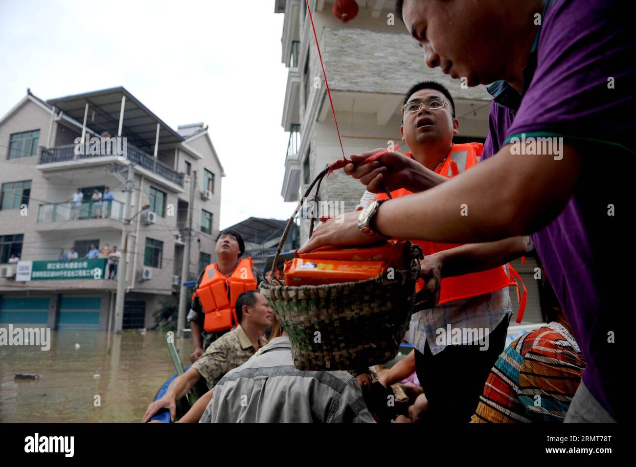 I soccorritori consegnano cibo ai residenti intrappolati dalle inondazioni innescate dalla pioggia nella città di Lishui, nella provincia di Zhejiang nella Cina orientale, 20 agosto 2014. Oltre 20.000 persone sono state evacuate mentre l'alluvione ha colpito la città. (Ry) CHINA-ZHEJIANG-LISHUI-FLOOD (CN) LiangxZhen PUBLICATIONxNOTxINxCHN Rescue Deliver Food to Residents trap by Rain triggered Flood in Lishui City East China S Zhejiang Province Aug 20 2014 oltre 20 000 celebrità sono state evacuate mentre l'alluvione ha colpito la città di Ry China Zhejiang Lishui Flood CN PUBLICATIONxNOTxINCHN Foto Stock