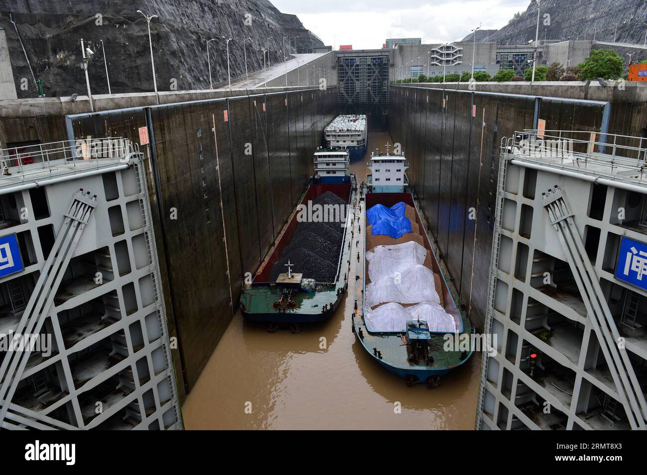 (140823) -- YICHANG, 23 agosto 2014 -- le navi passano i moli delle tre Gole a Yichang, provincia di Hubei, Cina centrale, 23 agosto 2014. Le tre Gole hanno innalzato il livello dell'acqua per incontrare la stagione delle inondazioni, il che rende le navi a prolungare il tempo di viaggio di 40 minuti mentre passano i moli delle tre Gole a cinque livelli. ) (wf) CHINA-HUBEI-YICHANG-THREE GORGES-SHIP LOCK (CN) ZhengxJiayu PUBLICATIONxNOTxINxCHN Yichang 23 agosto 2014 navi Passport the Five Level Ship Docks of the Three Gorges in Yichang Central China S Hubei Province 23 agosto 2014 le tre Gole dispongono di RIS Foto Stock