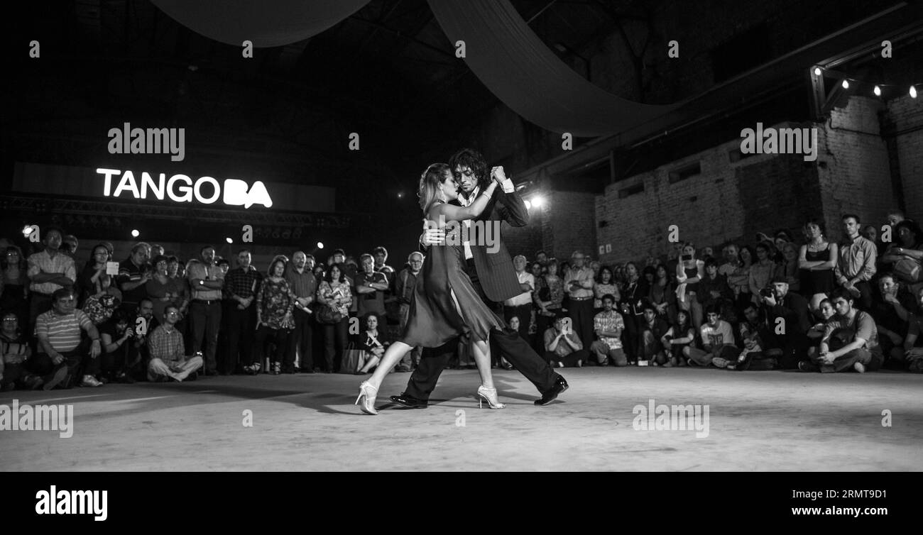 Le persone ballano il tango durante un evento Milonga in occasione della Coppa del mondo di tango, a Buenos Aires, Argentina, 23 agosto 2014. Il festival e la coppa del mondo si svolgono dal 13 al 26 agosto, offrendo eventi Milongas o di danza con musica dal vivo, conferenze, mostre a tema, spettacoli, seminari di danza, ecc., oltre alle competenze ufficiali con 574 partecipanti provenienti da 37 paesi in tutto il mondo. Martin Zabala) (zjy) ARGENTINA-BUENOS AIRES-TANGO e MARTINxZABALA PUBLICATIONxNOTxINxCHN Celebrities Dance Tango durante un evento in occasione della Coppa del mondo di Tango a Buenos Aires Foto Stock