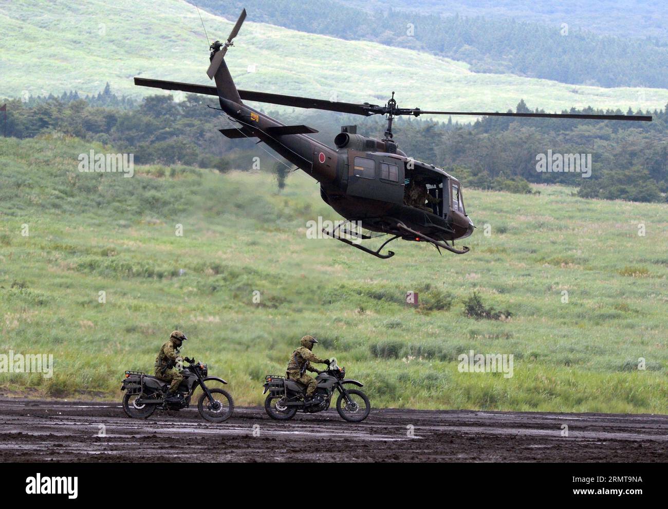 TOKYO, 24 agosto 2014 -- le forze giapponesi di autodifesa terrestre (GSDF) assistono a un'esercitazione dal vivo ai piedi del Monte Fuji, 24 agosto 2104. La GSDF giapponese di domenica ha tenuto un'esercitazione militare a fuoco vivo annuale nel campo di manovra della GSDF ai piedi del Monte Fuji nella città di Gotemba nella prefettura di Shizuoka, con la partecipazione del ministro della difesa Itsunori Onodera. (lmz) JAPAN-TOKYO-GSDF-DRILL MaxPing PUBLICATIONxNOTxINxCHN Tokyo 24 agosto 2014 le forze giapponesi di autodifesa a terra GSDF partecipano al Live Fire Drill ai piedi del Monte Fuji 24 agosto la GSDF giapponese DI domenica eroe della milizia annuale dei Vigili del fuoco Foto Stock