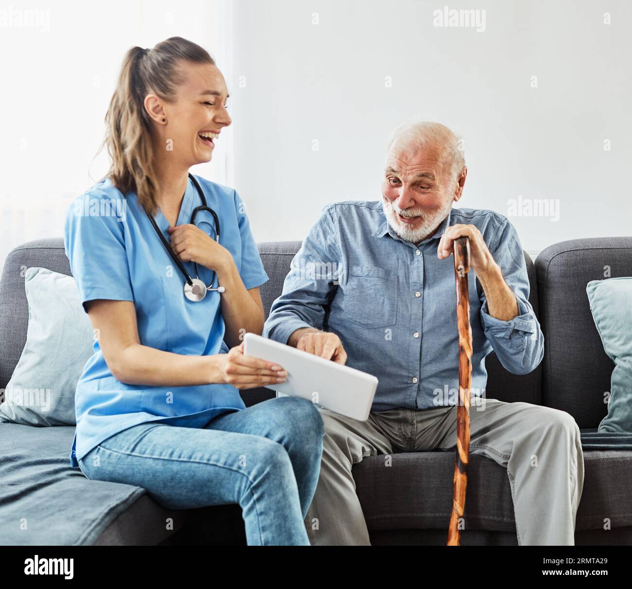medico infermieristico senior care tablet tecnologia che mostra caregiver aiutare assistenza pensione casa infermieristica uomo anziano Foto Stock
