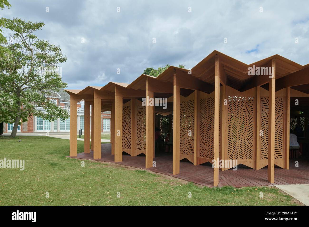 Serpentine Pavilion 2023 Un tavolo disegnato da Lina Ghotmeh - architettura Foto Stock