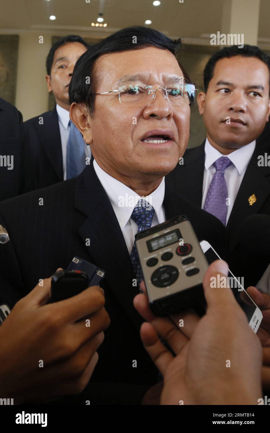 (140826) -- PHNOM PENH, ago. 26 2014 -- Kem Sokha, vice presidente del partito di opposizione Cambogia National Rescue Party, parla alla stampa a Phnom Penh, 26 agosto 2014. Tutti, tranne uno dei 123 legislatori dei partiti di governo e di opposizione, hanno votato per la loro nuova leadership martedì dopo che i leader dei due partiti hanno concordato un accordo senza precedenti per la condivisione del potere nell'organo legislativo il mese scorso. ) CAMBODIA-PHNOM PENH-PARLIAMENT-RESHUFFLE Phearum PUBLICATIONxNOTxINxCHN 140826 Phnom Penh ago 26 2014 Kem Sokha Vice Presidente dell'opposizione Cambogia National Rescue Party parla alla stampa a Phn Foto Stock