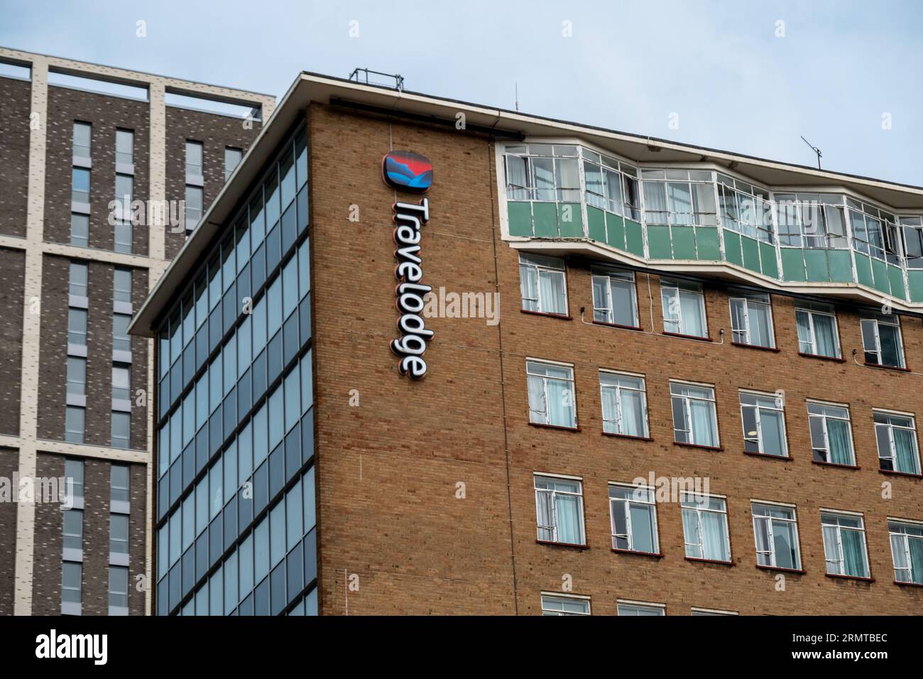CROYDON, LONDRA- 29 AGOSTO 2023: Travelodge nel centro di Croydon, una catena alberghiera e di ospitalità britannica Foto Stock