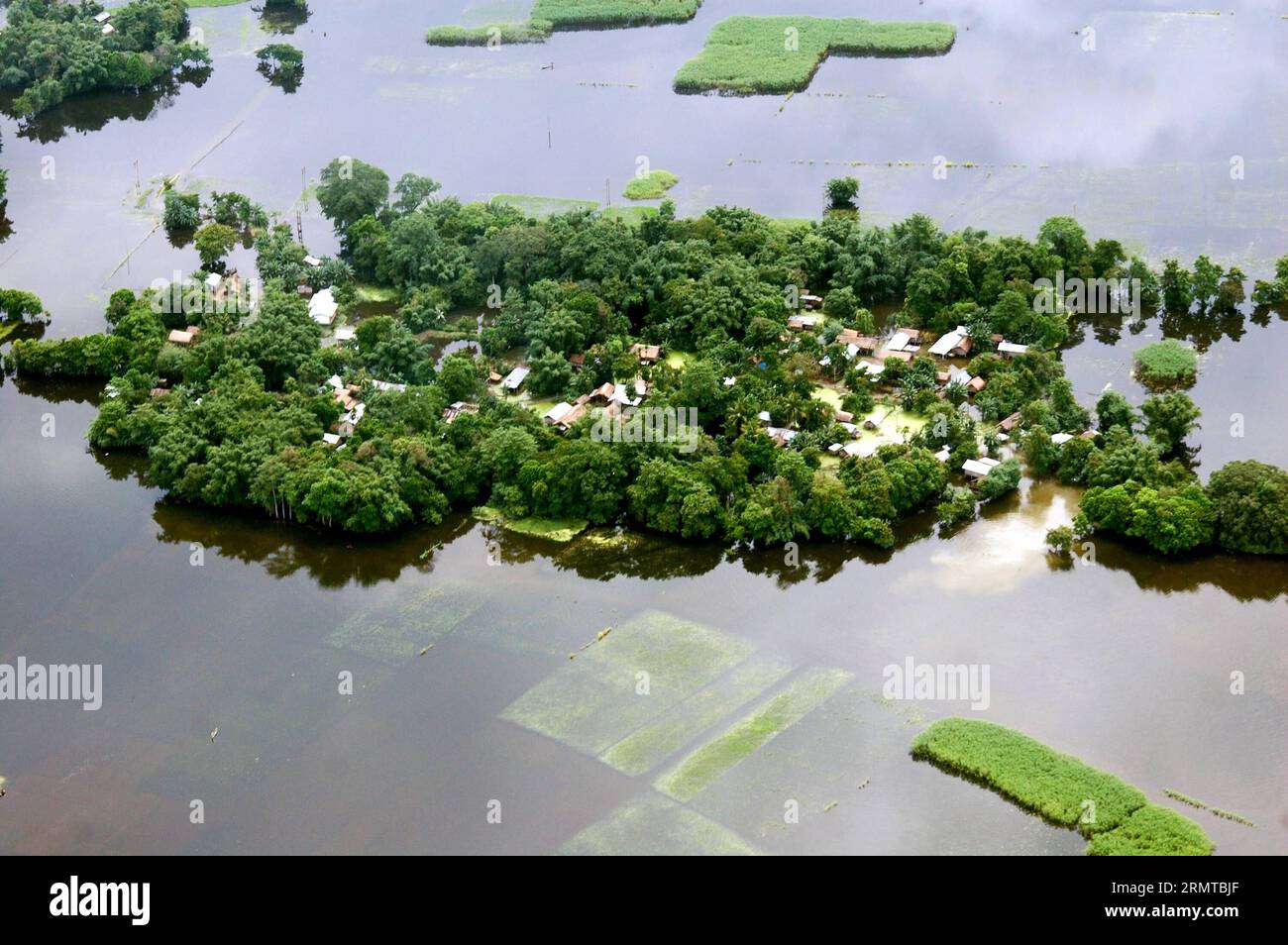 (140827) -- ASSAM, Aug. 27, 2014 -- foto scattata il 27 agosto 2014 mostra una vista aerea di un'area colpita dalle inondazioni nello stato nordorientale dell'Assam in India. Oltre 1,2 milioni di persone sono state colpite dalle inondazioni nello stato indiano nordorientale dell'Assam, dove i fiumi, tra cui il Brahmaputra e i suoi affluenti, continuano a salire oltre il livello di pericolo, ha detto funzionari mercoledì. ) INDIA-ASSAM-FLOOD Stringer PUBLICATIONxNOTxINxCHN Assam agosto 27 2014 foto scattata IL 27 2014 agosto mostra la vista aerea di un'area colpita dall'alluvione nello Stato dell'Assam nord-orientale dell'India oltre 1 2 milioni di celebrità sono state colpite Foto Stock