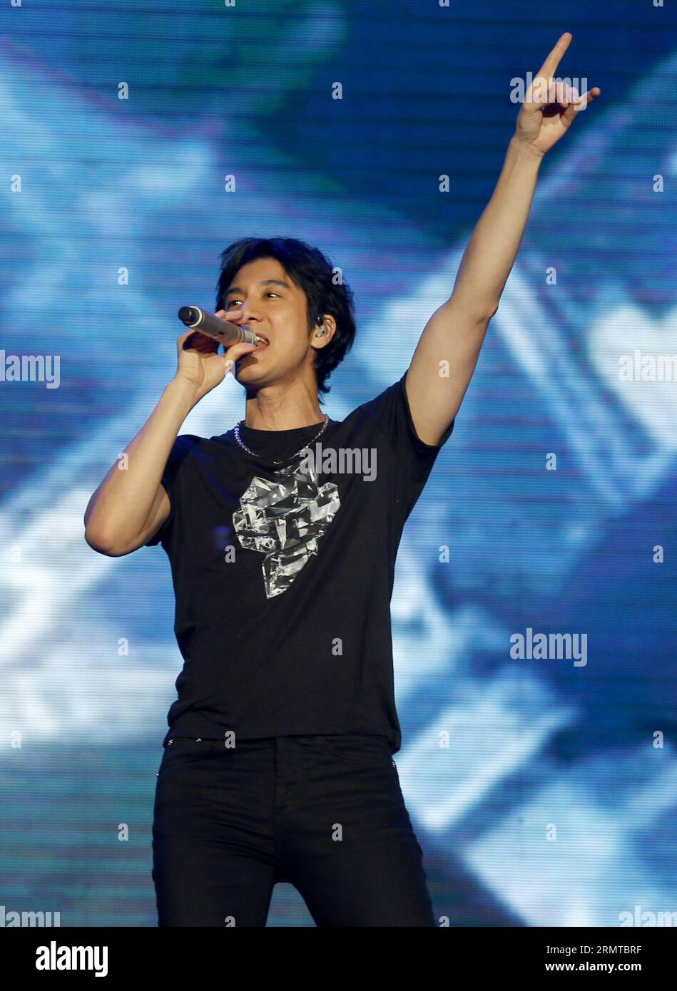 RONGXIAN, agosto 27, 2014 -- Singer Leehom Wang si esibisce in una varietà di Nanfang Black Sesamo paste Cultural Festival nella contea di Rongxian, nella regione autonoma di Guangxi Zhuang nel sud della Cina, agosto 27, 2014. ) (Hpj) CHINA-GUANGXI-RONGXIAN-NANFANG BLACK SESAMO PASTE FESTIVAL (CN) ChenxJianli PUBLICATIONxNOTxINxCHN Rongxian Aug 27 2014 Singer Leehom Wang si esibisce A un Variety Show del Nanfang Black Sesamo Paste Cultural Festival nella contea di Rongxian nella Cina del sud regione Autonoma Guangxi Zhuang Aug 27 2014 China Guangxi Rongxian Chenxanfang Black Chenxanfang PUBLICATIONxNOTxINxC Foto Stock