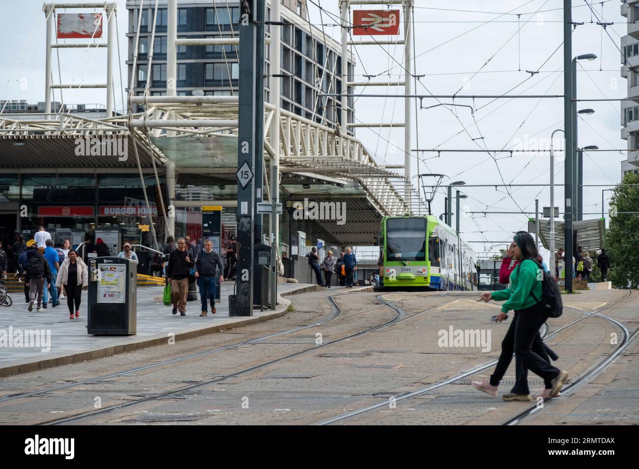 CROYDON, LONDRA - 29 AGOSTO 2023 esterno della stazione ferroviaria di East Croydon e tramlink Foto Stock