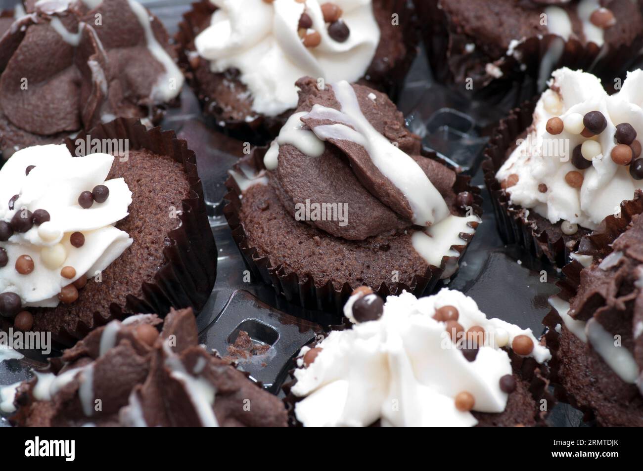 Mini Cupcakes con tazza di cioccolato Foto Stock