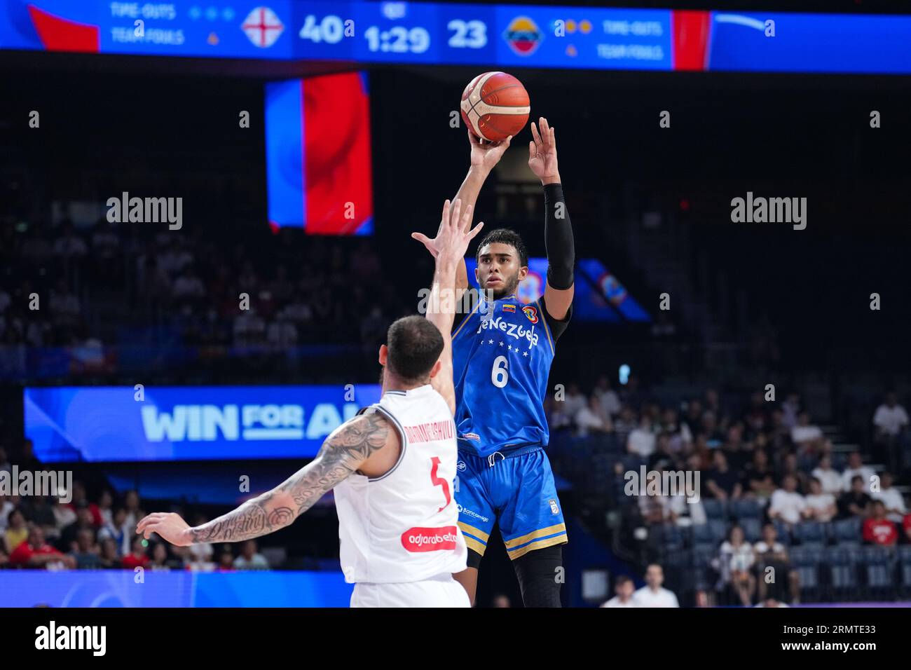 Okinawa, Giappone. 30 agosto 2023. Il Venezuela Garly Sojo (R) spara durante la partita del primo turno del gruppo F tra Georgia e Venezuela alla Coppa del mondo FIBA 2023 a Okinawa, in Giappone, il 30 agosto 2023. Crediti: Zhang Xiaoyu/Xinhua/Alamy Live News Foto Stock