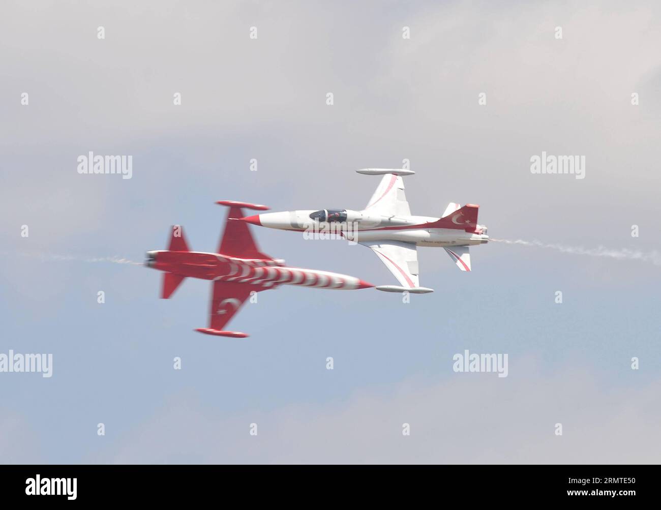 (140830) -- ANKARA, 30 agosto 2014 -- la squadra dimostrativa acrobatica delle stelle turche dell'Aeronautica militare turca si esibisce durante una parata militare che segna il 92 ° anniversario del giorno della Vittoria ad Ankara, capitale della Turchia, 30 agosto 2014. ) TURCHIA-ANKARA-VICTORY DAY-MILITARY PARADE MertxMacit PUBLICATIONxNOTxINxCHN Ankara Aug 30 2014 la squadra dimostrativa Aerobatica dell'Aeronautica militare turca Turkish Stars si esibisce durante una parata militare che segna l'anniversario del giorno della Vittoria ad Ankara capitale della Turchia Aug 30 2014 Turchia Ankara Victory Day Military Parade PUBLICATIONXNOTxINxCHN Foto Stock