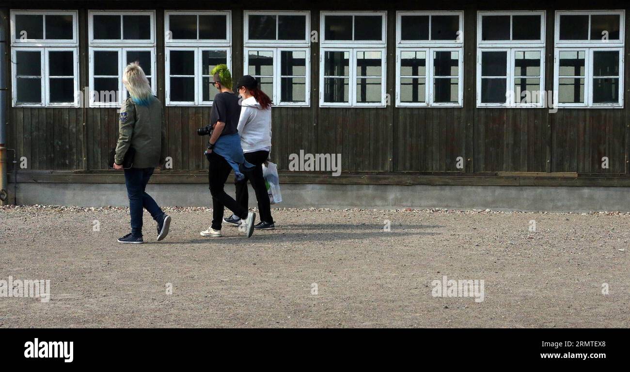 (140901) -- FRANCOFORTE (GERMANIA), 1 settembre 2014 -- i visitatori camminano davanti alle caserme presso il sito dell'ex campo di concentramento nazista di Sachsenhausen a Oranienburg, vicino a Berlino, Germania, il 21 agosto 2014. Il campo di concentramento nazista di Sachsenhausen fu costruito a Oranienburg a circa 35 km a nord di Berlino nel 1936 e imprigionò circa 220.000 persone tra il 1936 e il 1945. Il sito ora è servito come memoriale e museo per conoscere la storia all'interno dei dintorni autentici, tra cui i resti di edifici e altre reliquie del campo. ) PUBBLICAZIONE LUOXHUANHUAN DEL CAMPO DI CONCENTRAMENTO GERMANIA-SACHSENHAUSEN Foto Stock