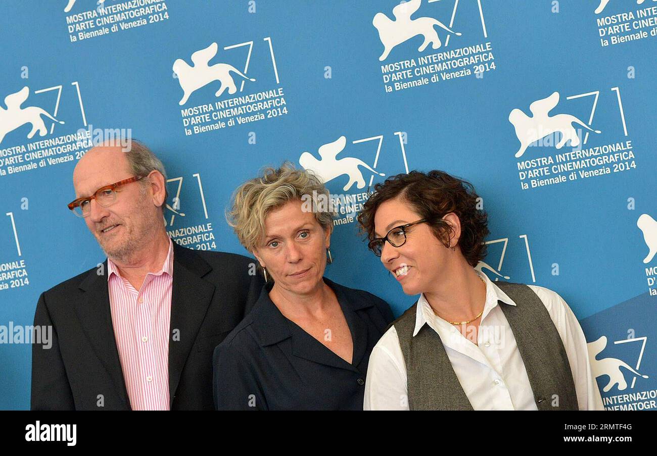 (140901) -- VENEZIA, 1 settembre 2014 -- l'attore Richard Jenkins, l'attrice Frances McDormand e la regista Lisa Cholodenko (da L a R) si mettono in posa durante il Photo call per Olive Kitteridge, selezionato per la proiezione durante la 71a Mostra del Cinema di Venezia, il 1° settembre 2014. L'attrice Frances McDormand riceverà il Persol Tribute to Visionary Talent Award del 2014 al Festival del Cinema di Venezia. ) (Dzl) ITALY-VENICE-FILM FESTIVAL-PHOTO CALL-OLIVE KITTERIDGE LiuxLihang PUBLICATIONxNOTxINxCHN Venezia 1 settembre 2014 attore Richard Jenkins attrice Frances McDormand e regista Lisa Cholo Foto Stock
